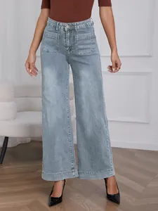 Vintage high-waisted wide-leg denim jeans in light blue wash with large front pockets