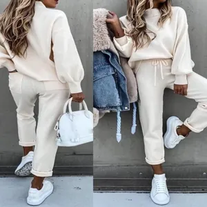 Detailansicht des zweiteiligen Damen-Sweatshirt-Sets in Off-White mit hohem Stehkragen