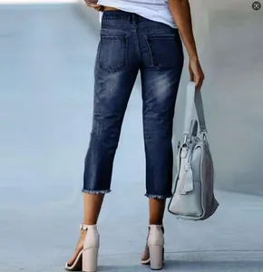 Elegante vista trasera de vaqueros cortos de mujer de talle alto con dobladillos deshilachados