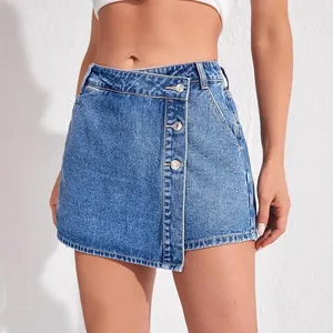 Stijlvolle blauwe denim skort met hoge taille, asymmetrische overslag en knopen voor dames