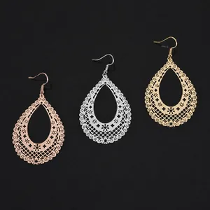 Set di tre orecchini pendenti a goccia in filigrana vintage in oro rosa, argento e oro.
