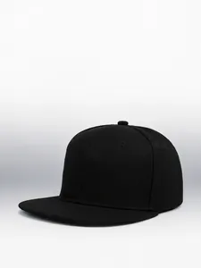 Schlichte schwarze Hip-Hop-Snapback-Mütze mit flachem Schirm, ideal für eigene Designs.