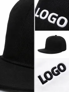 Nahaufnahme hochwertiger Stickerei auf einer schwarzen Flat-Brim-Hip-Hop-Cap
