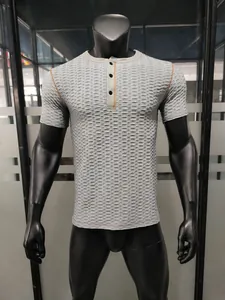 Detailopname van grijs getextureerd Henley T-shirt met oranje stiksels en knoopjes
