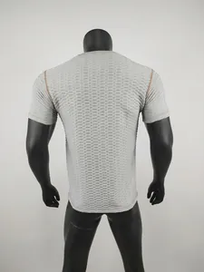 Achteraanzicht van grijs getextureerd heren fitness t-shirt met een slanke pasvorm