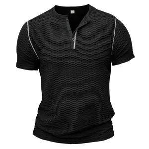 Detailopname van zwart getextureerd heren Henley T-shirt met witte stikseldetails.