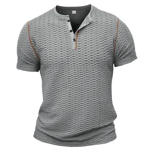 Gedetailleerd zicht op grijs getextureerd Henley T-shirt met contraststiksels