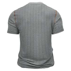 Achteraanzicht van een grijs getextureerd slim-fit spier-T-shirt met oranje naden