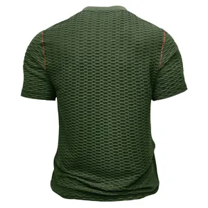 Achteraanzicht van olijfgroen getextureerd slim fit heren fitness T-shirt met rode stiksels