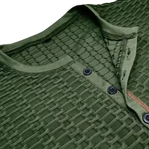 Close-up detail van heren Henley T-shirt met olijfgroene wafelstructuur stoftextuur