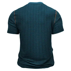 Gedetailleerd achteraanzicht van getextureerd heren T-shirt met contraststiksels