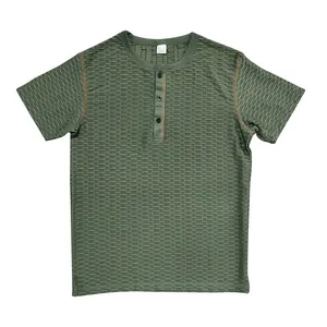 Detailweergave van olijfgroen heren Henley T-shirt met geweven textuurstof
