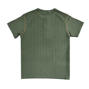 Achteraanzicht van olijfgroen getextureerd T-shirt met korte mouwen en contraststiksels