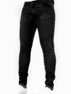 Gros plan sur un jean en denim noir pour homme, coupe skinny et bas étroit.