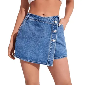 Dames streetwear denim skort in blauw met asymmetrische overslag en metalen knopen