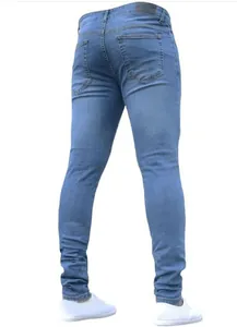 Vue arrière détaillée d'un jean en denim bleu clair pour homme, coupe très ajustée