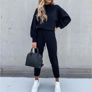 Schickes schwarzes zweiteiliges Lounge-Set mit Rollkragen-Sweatshirt und passender Jogginghose