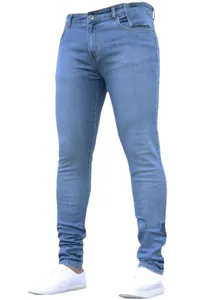 Gros plan d'un jean skinny bleu clair pour homme avec une coupe slim très ajustée