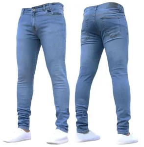 Vue détaillée d'un jean en denim bleu clair pour homme, coupe slim et skinny
