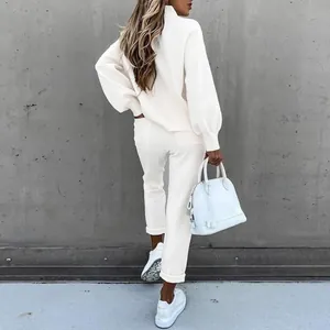 Rückansicht eines beige Hochkragen Sweatshirt und Hosen Sets für Damen in Herbstmode