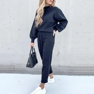 Elegante set coordinato donna nero con felpa a dolcevita e pantaloni casual sportivi