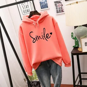 Sudadera coral cómoda con capucha y estampado minimalista Smile en negro con un corazón