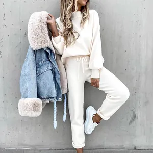 Completo tuta chic in due pezzi crema con felpa a collo alto e pantaloni jogger