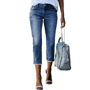Vaqueros cropped de mujer de corte ajustado y tiro alto con elegantes bajos deshilachados