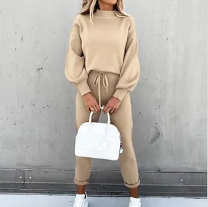 Schickes beiges Set für Damen mit Stehkragen, Langarm-Sweatshirt und passender Hose.