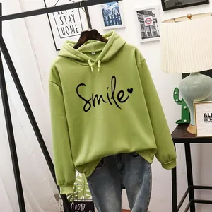 Sudadera con capucha verde claro de corte holgado con estampado Smile y corazón