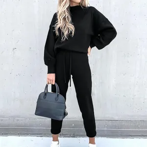 Dettaglio del set felpa nera da donna a collo alto e pantaloni con coulisse casual