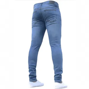 Stylische, hellblaue Skinny-Jeans für Herren in der Rückansicht mit schmaler Passform