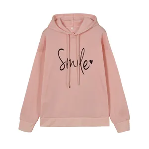 Vista frontal de sudadera rosa oversize con capucha e impresión Smile y corazón negro
