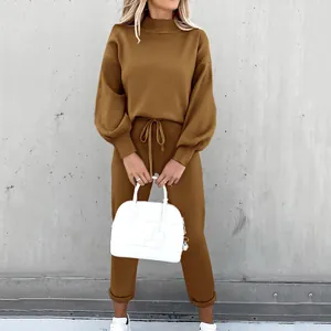 Elegante set di felpe color ocra da donna in due pezzi con collo alto e joggers