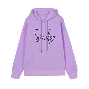 Vista detallada de una sudadera con capucha morada con estampado Smile en negro.