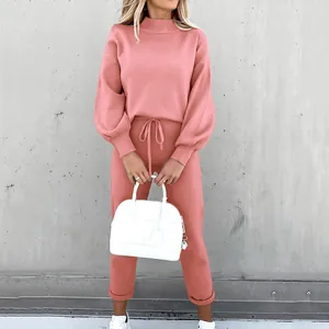 Dettaglio del set due pezzi da donna con maglione a lupetto e pantaloni rosa cipria