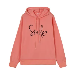 Vista detallada de la sudadera extragrande rosa coral con estampado Smile y cordón ajustable
