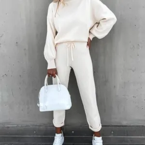 Bequemes zweiteiliges Set aus cremefarbenem Stehkragen-Sweatshirt und Jogginghose für den Winter