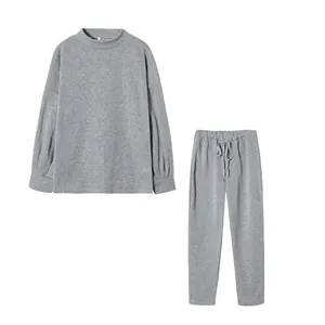 Set loungewear grigio due pezzi con felpa a collo alto e pantaloni con coulisse