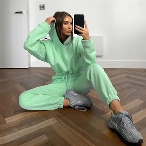 Detailansicht eines stylischen mintgrünen Hoodie- und Jogginghosen-Sets für Damen.