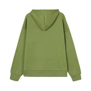 Vista trasera de una sudadera con capucha verde de estilo oversize muy minimalista.