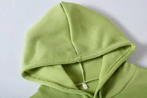 Detalle de una sudadera con capucha verde forrada de felpa con etiqueta de la talla S