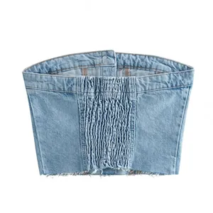 Vista dettagliata di un top a tubo in denim celeste con pannello posteriore elastico a punto smock.