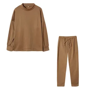 Set due pezzi casual da donna con felpa a collo alto e pantaloni con coulisse.
