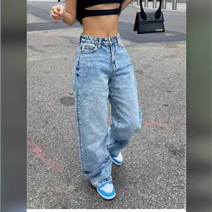 Jean en denim femme taille haute à jambe large délavé clair pour un style urbain tendance