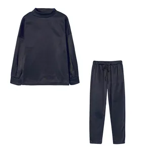 Vista dettagliata della tuta da donna blu navy con collo alto e pantaloni con coulisse