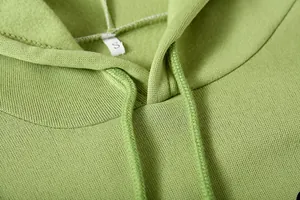 Primer plano del cuello y cordón de la sudadera verde claro con forro polar suave