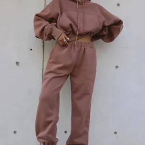 Detail van een oudroze oversized hoodie en bijpassende joggingbroek voor dames setje