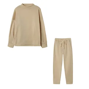 Completo beige da donna con felpa a collo alto e pantaloni con coulisse coordinati