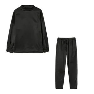 Elegante completo due pezzi nero casual con felpa a collo alto e pantaloni sportivi